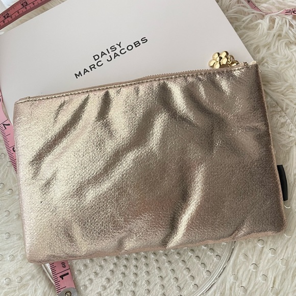 Marc Jacobs Daisy Pouch - Picture 6 of 7